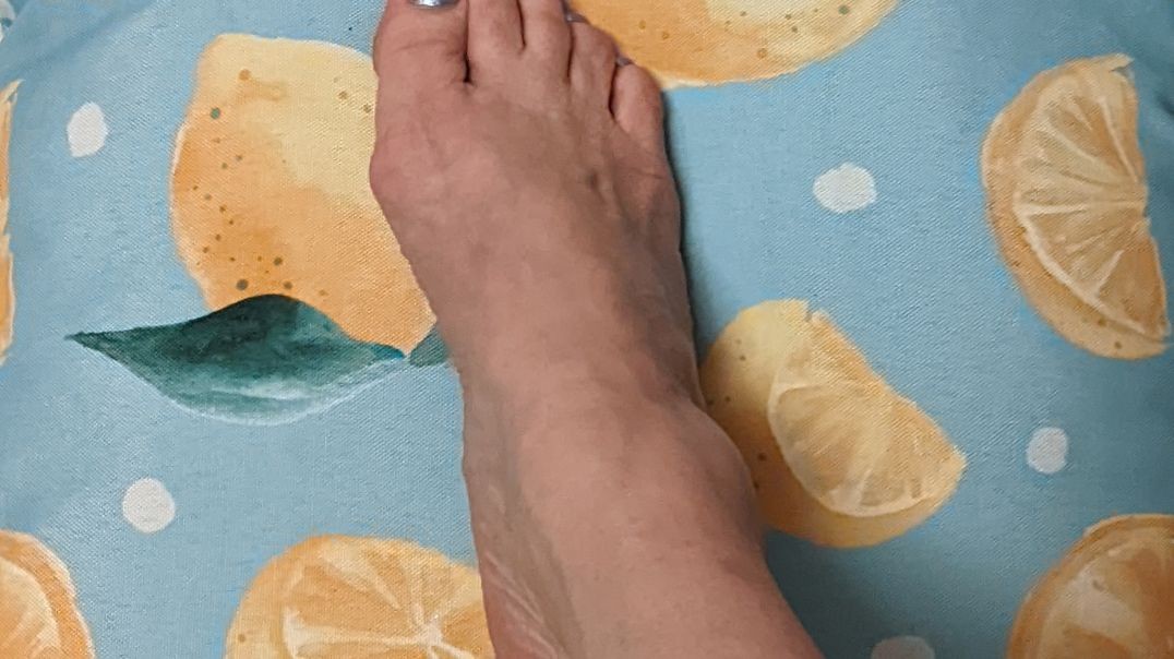 ⁣Lemon Footsies