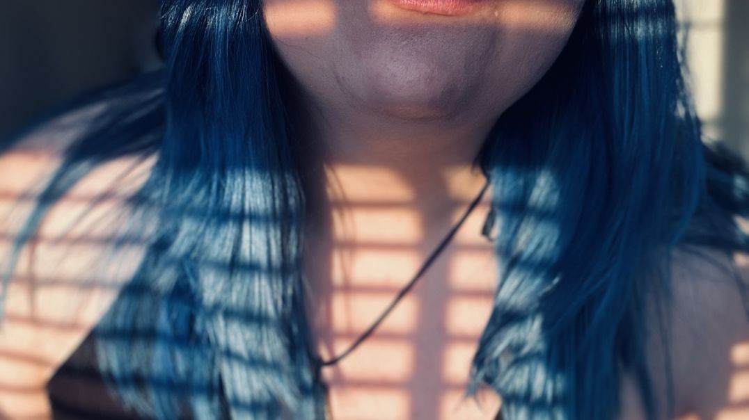 ⁣Blue hair milf