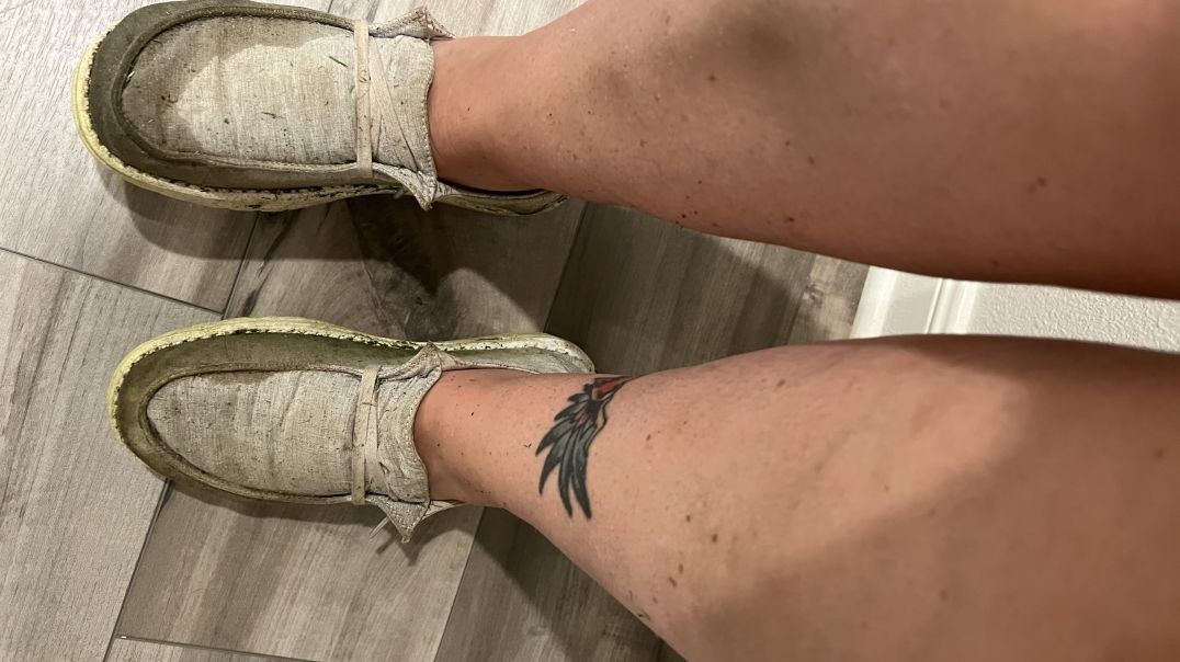 ⁣Dirty feet